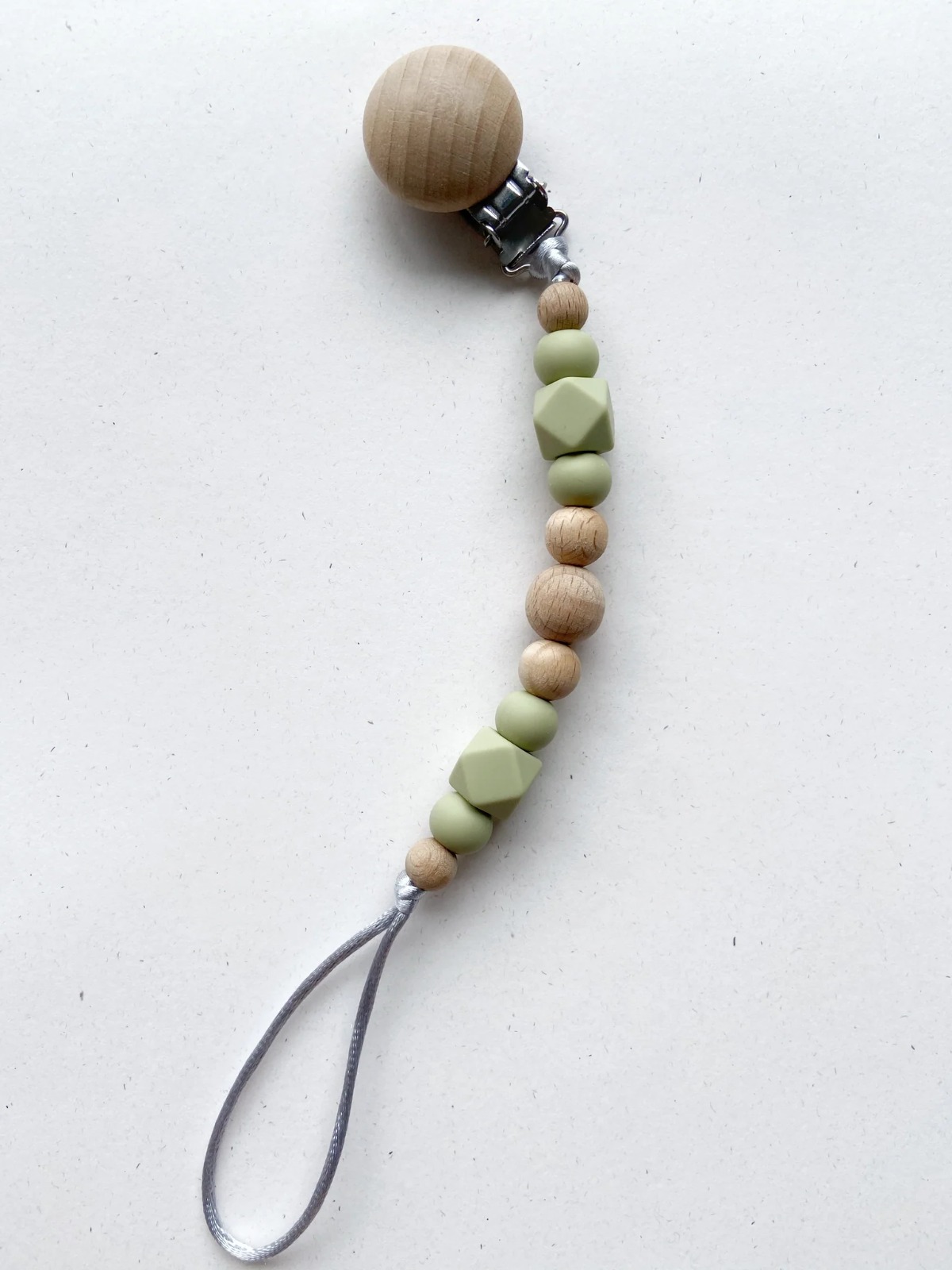 Clip Chupete Madera verde oliva Nansu
